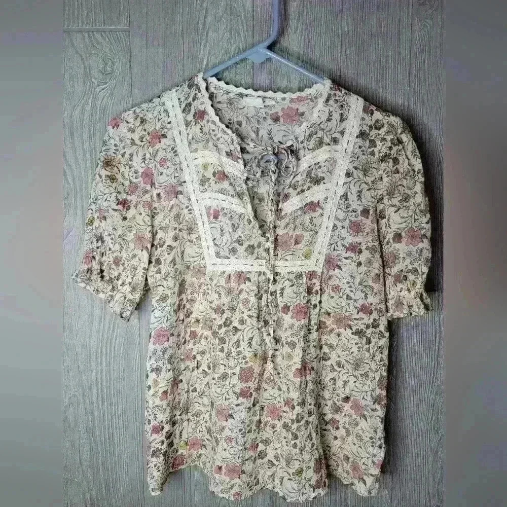 Mine floral blouse with lace accents. Size Medium. Rayon/Poly blend.